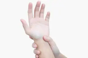 Numb Fingertips in Cold Weather: Tips for Keeping Your Hands Warm and Healthy